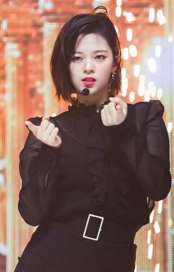 Jeongyeon (TWICE): Profile, Age, Birthday, Height, Weight
